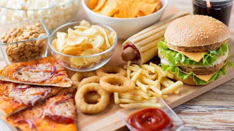 Mẹ bầu cần hạn chế tiêu thụ đồ ăn chế biến sẵn do chứa nhiều calo và lượng đường cao