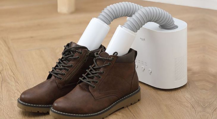 Máy sấy giày Deerma DEM-HX10W giúp sấy khô giày và diệt khuẩn hiệu quả