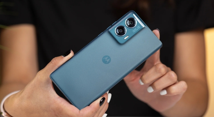 Điện thoại Motorola có thiết kế nguyên khối, bo viền mềm mại, dễ cầm nắm