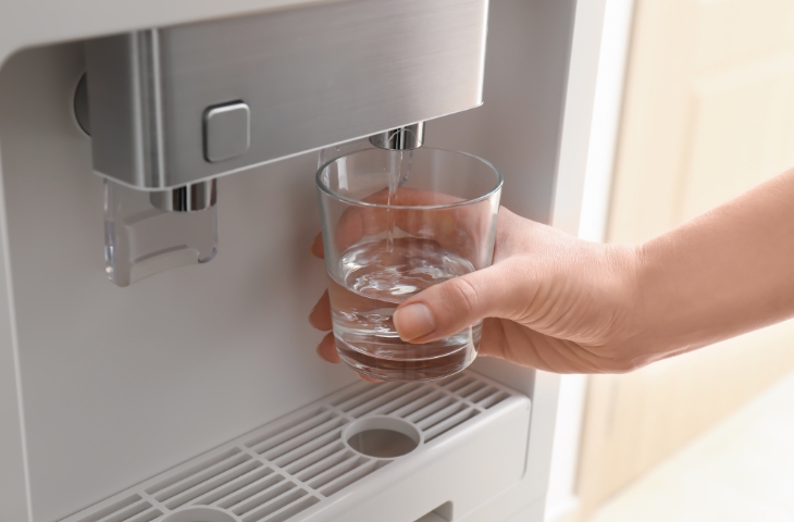 Để hạn chế lỗi nước có mùi khó chịu, bạn nên duy trì thói quen vệ sinh máy định kỳ