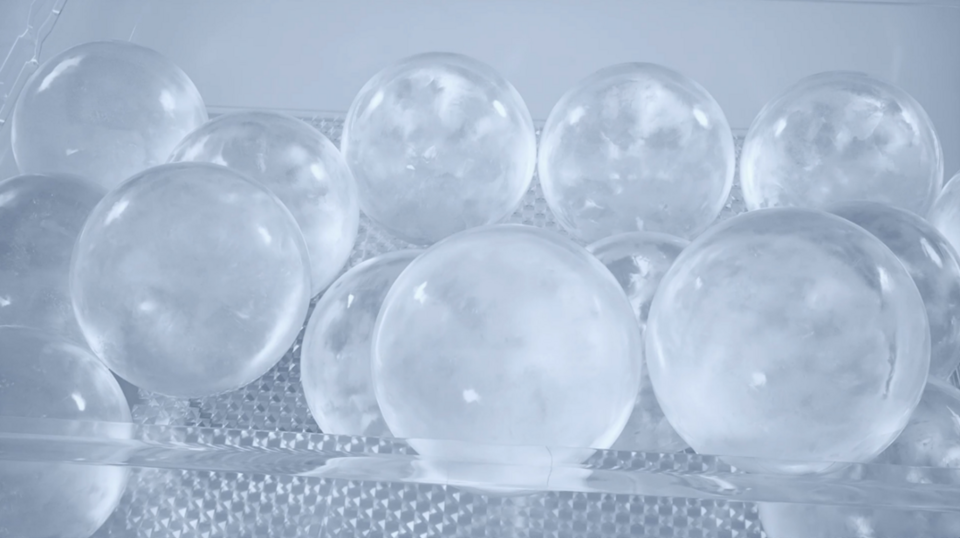 Craft Ice™ tạo đá hình cầu tan chậm, mang đến trải nghiệm thức uống sang trọng tại nhà