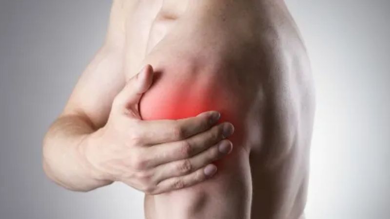 Khi xuất hiện đau vai, người bệnh nên đến các cơ sở y tế để được điều trị Khi xuất hiện đau vai, người bệnh nên đến các cơ sở y tế để được điều trị