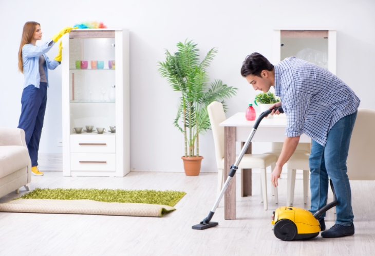 Bạn có thể phụ giúp nàng dọn dẹp nhà cửa để không gian sống thêm thoải mái