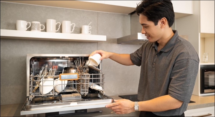 Máy rửa chén mini Junger Leopard DWJ-063 được tích hợp công nghệ sấy nóng Junger Super Dry Tech giúp sấy khô chén bát, tiết kiệm năng lượng