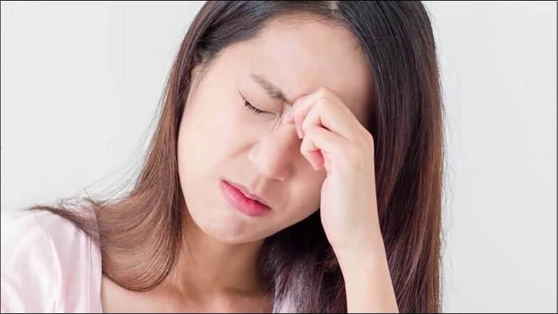 Tình trạng mất nước gây đau đầu và làm trầm trọng thêm các bệnh lý tiềm ẩn