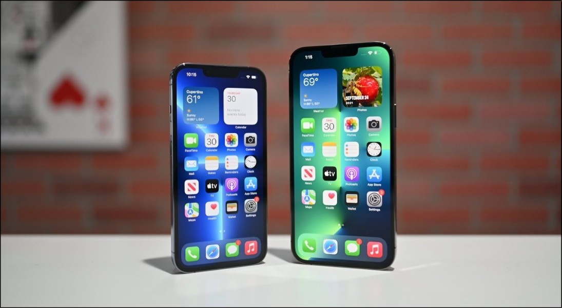 Đặt điện thoại thẳng đứng giúp nước dễ dàng chảy ra ngoài qua khe loa, đồng thời khăn giấy hấp thụ nước còn sót lại
