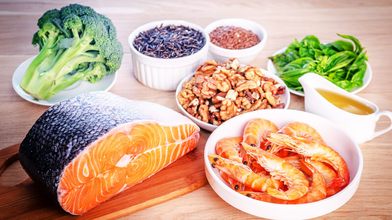 Những thực phẩm giàu dinh dưỡng cho phụ nữ chuẩn bị mang thai như cá hồi, rau xanh