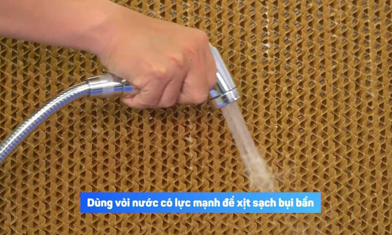 Vệ sinh tấm làm mát định kỳ