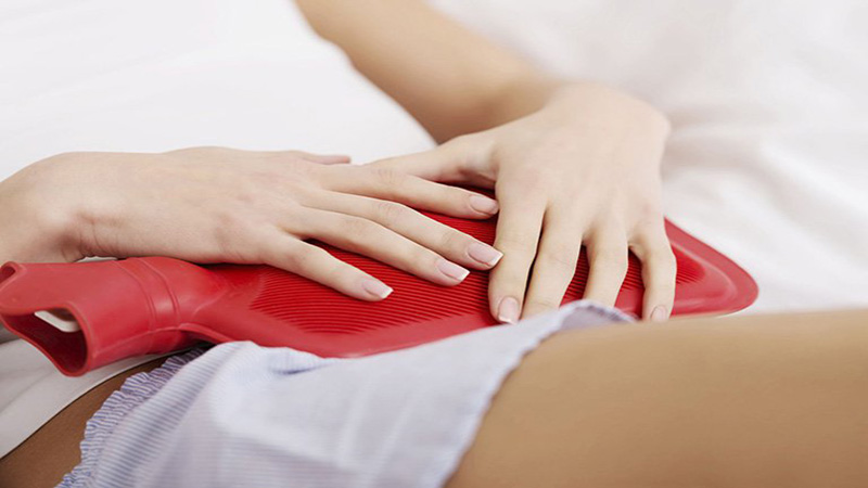 Chườm nóng vùng bụng có thể giúp bạn giảm triệu chứng đau bụng
