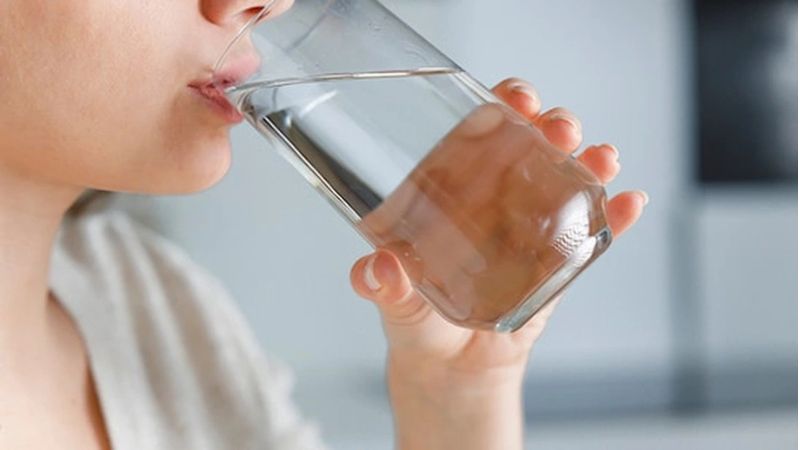 Bạn nên uống đủ nước để giảm tình trạng đau bụng kinh