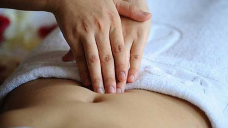 Bạn có thể bấm huyệt khí hải dưới rốn 2 khoát tay để giảm đau bụng kinh