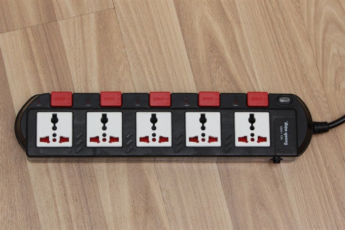 Ổ cắm điện Điện Quang 5 lỗ 5m SM750SL có thiết kế chắc chắn, nhỏ gọn