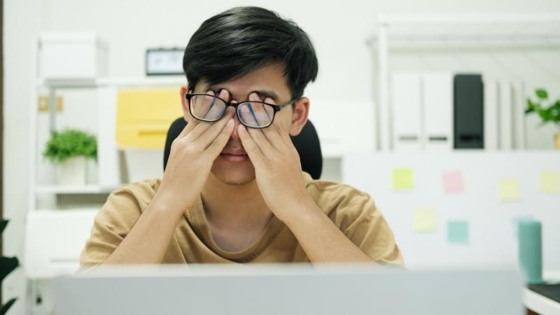 Tránh dụi mắt là điều quan trọng cần lưu ý sau khi mổ cận