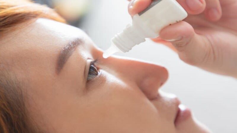 Nhỏ thuốc nhỏ mắt sẽ giúp vệ sinh mắt và ngăn ngừa tình trạng nhiễm trùng