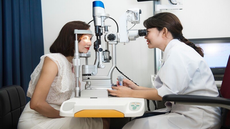 Tái khám định kỳ sẽ giúp bác sĩ đánh giá được quá trình hồi phục của mắt