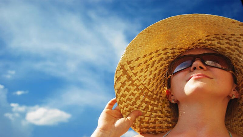 Đeo kính râm sau mổ cận sẽ giúp bảo vệ mắt khỏi tia UV có hại