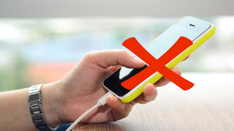 Trong 2 ngày đầu sau mổ cận nên tránh sử dụng thiết bị điện tử để bảo vệ mắt
