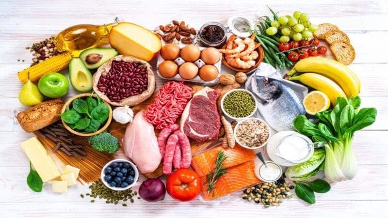 Chế độ ăn uống đầy đủ dinh dưỡng sẽ giúp phục hồi mắt sau mổ cận