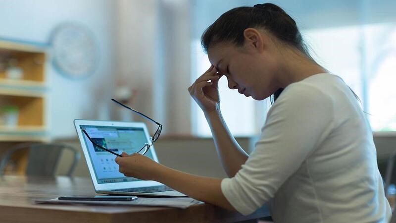 Bạn cần hạn chế sử dụng thiết bị điện tử để tránh khô mắt và mỏi mắt