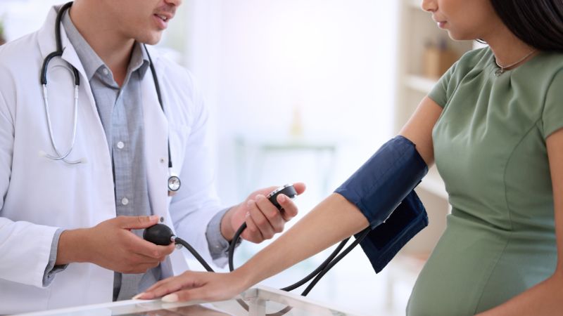 Khi bắt đầu thai kỳ, hãy chọn cơ sở y tế uy tín và lên lịch khám thai định kỳ