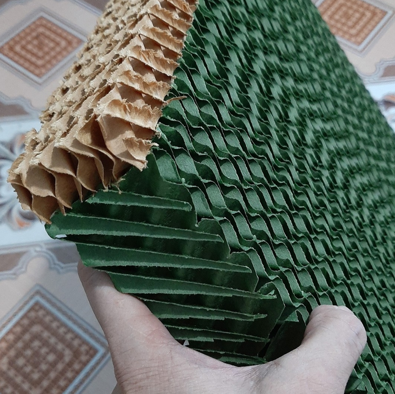 Vệ sinh định kỳ tấm làm mát và bình nước để ngăn vi khuẩn, giữ quạt mát sạch và bền hơn