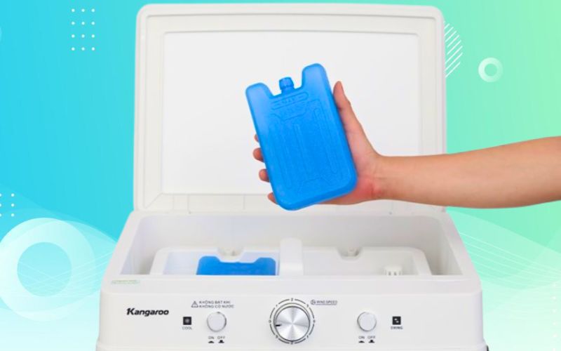 Bỏ thêm đá viên vào bình nước sẽ giúp tăng hiệu quả làm mát cho quạt điều hòa Kangaroo KG50F100 110W, cho luồng gió mát sâu hơn