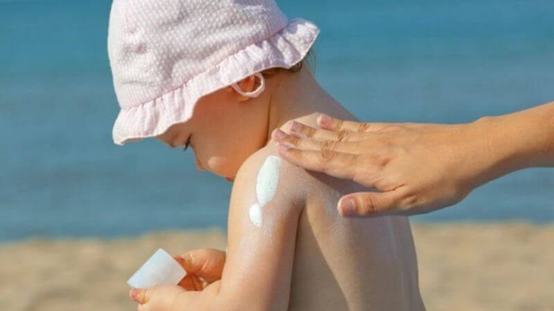 Thoa kem chống nắng có chỉ số SPF ít nhất là 30 lên da trẻ trước khi bơi để tránh ảnh hưởng của tia UV