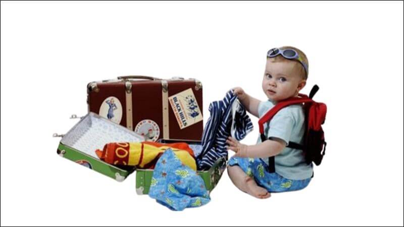 Bố mẹ cần liệt kê danh sách các đồ dùng cần chuẩn bị khi đưa trẻ đi du lịch như kem chống nắng, áo phao, mũ rộng vành, đồ chơi...