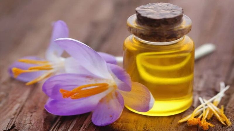 Dầu nghệ tây dưỡng da