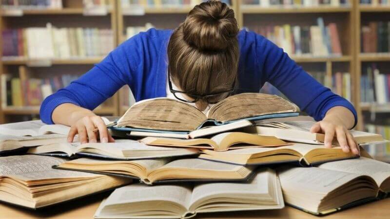 Tư thế ngồi khi làm việc hay học tập ảnh hưởng lớn đến tâm trạng và hiệu suất