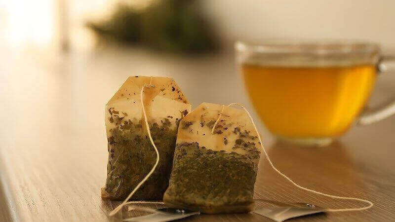 Dùng túi trà xanh để tẩy tế bào chết giúp môi hồng hào Dùng túi trà xanh để tẩy tế bào chết giúp môi hồng hào