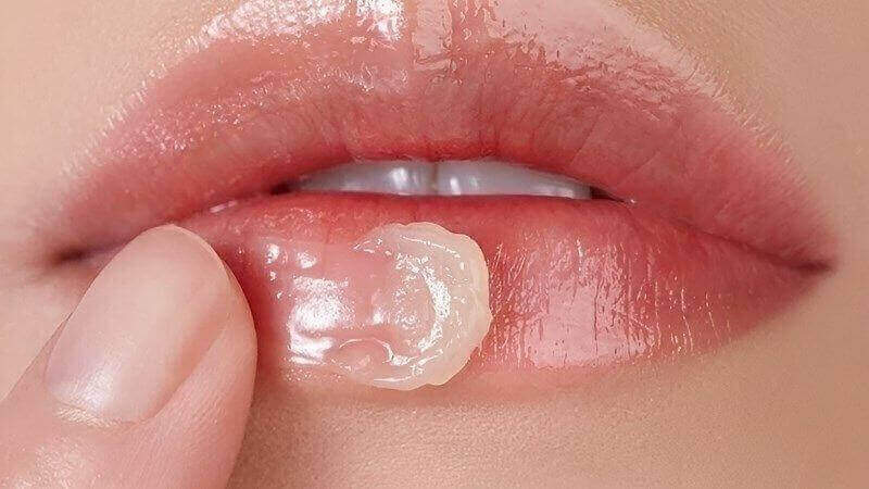 Sử dụng Vaseline để cấp ẩm cho môi khô Sử dụng Vaseline để cấp ẩm cho môi khô