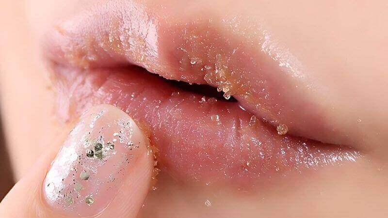 Thường xuyên loại bỏ tế bào chết để môi được mịn màng Thường xuyên loại bỏ tế bào chết để môi được mịn màng