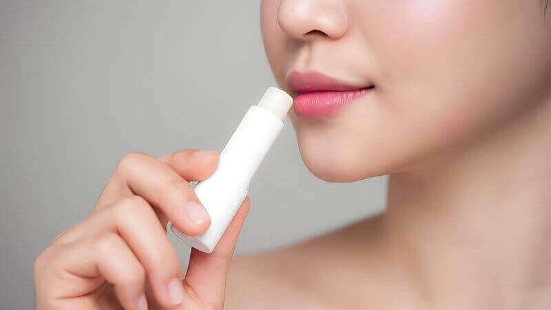 Thoa son dưỡng ẩm làm mềm môi Thoa son dưỡng ẩm làm mềm môi