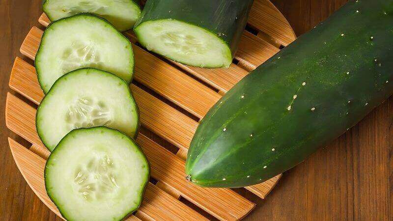 Sử dụng dưa leo để làm ẩm cho môi Sử dụng dưa leo để làm ẩm cho môi