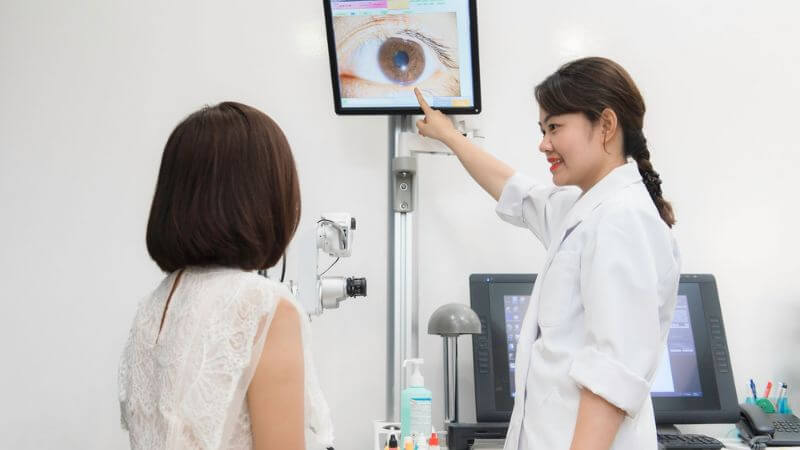 Nên thăm khám để được bác sĩ tư vấn chỉ định đeo kính áp tròng