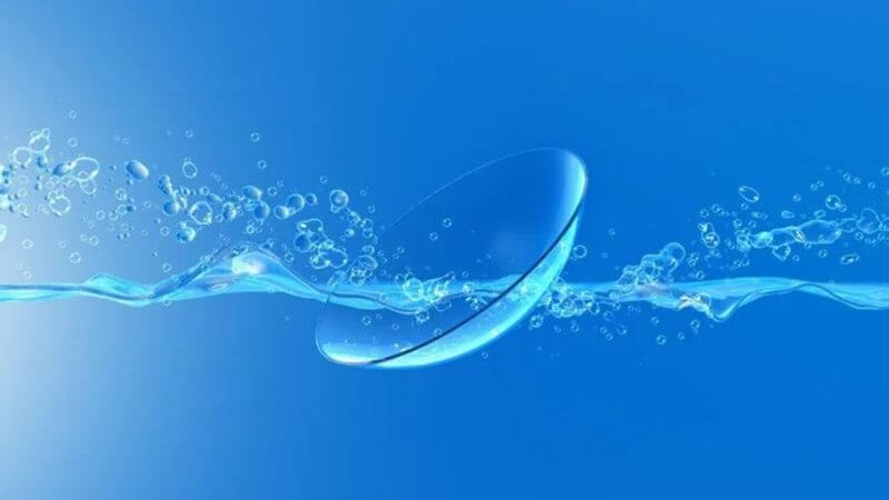 Không để kính áp tròng dính nước khi đi tắm hay đi bơi