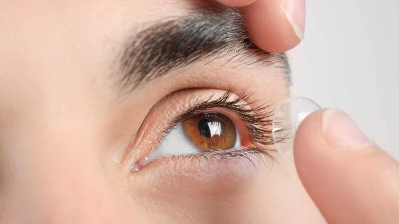 Đeo và tháo kính áp tròng đúng cách để không làm tổn thương mắt của bạn