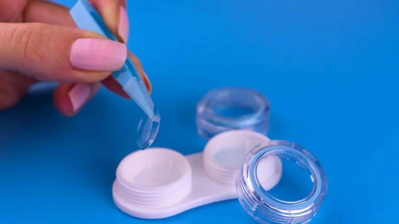 Vệ sinh kính áp tròng bằng dung dịch rửa kính chuyên dụng