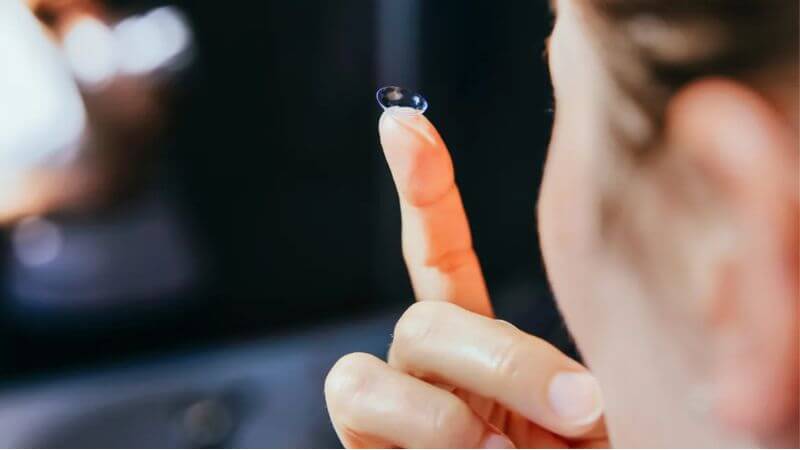 Nên cho mắt được thư giãn và không đeo kính quá lâu