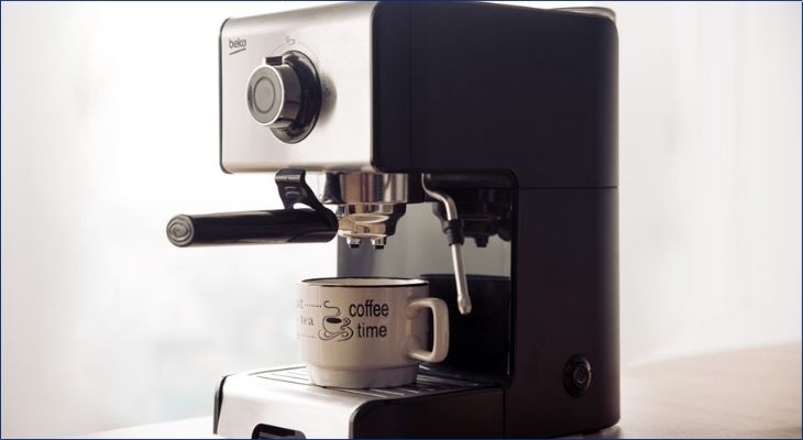 Máy pha cà phê bán tự động có công suất khoảng 1100 - 1350W