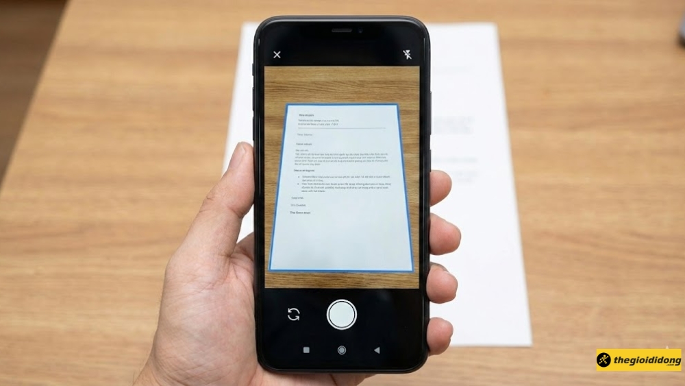 Hướng camera v&agrave;o t&agrave;i liệu v&agrave; nhấn n&uacute;t chụp