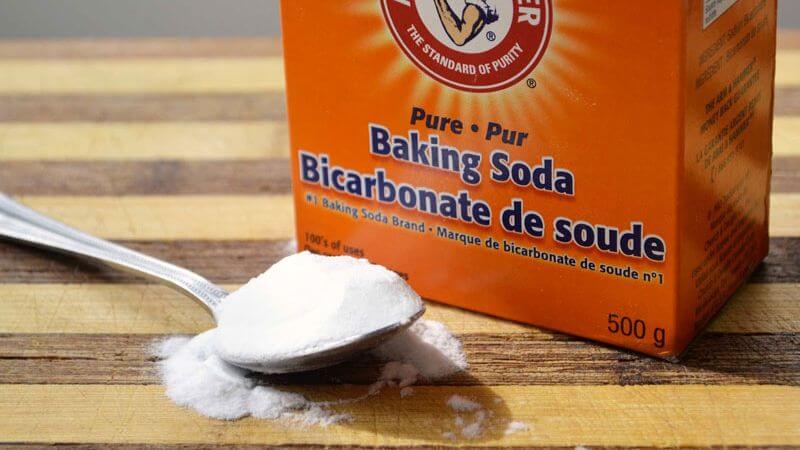  Baking soda được xem là giải pháp làm sáng tự nhiên và an toàn hơn so với các sản phẩm tẩy da chết khác