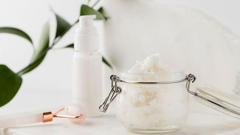 Acid lactic trong sữa có thể giúp loại bỏ các tế bào da chết và kích thích sự phát triển của các tế bào mới