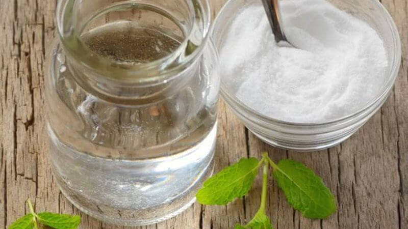 Dầu dừa có công dụng dưỡng ẩm và giúp làm sáng da