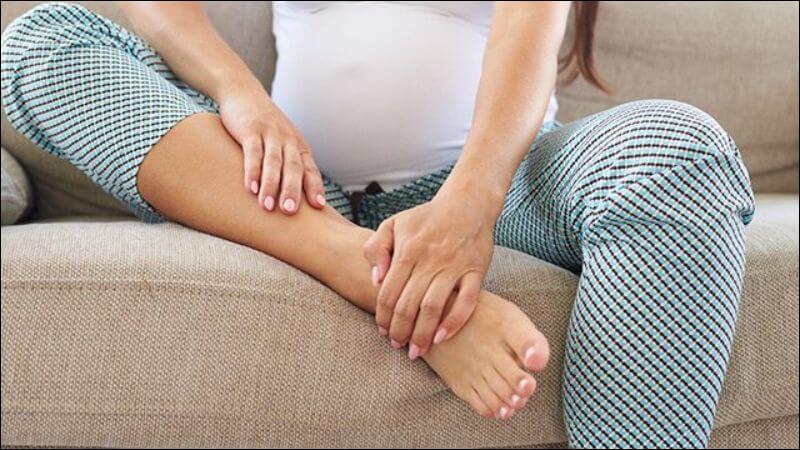 Không nên ấn quá nhiều vào các vị trí đặc biệt như: ngón chân cái, ngón chân thứ hai, ngón chân út và mắt cá chân của mẹ bầu