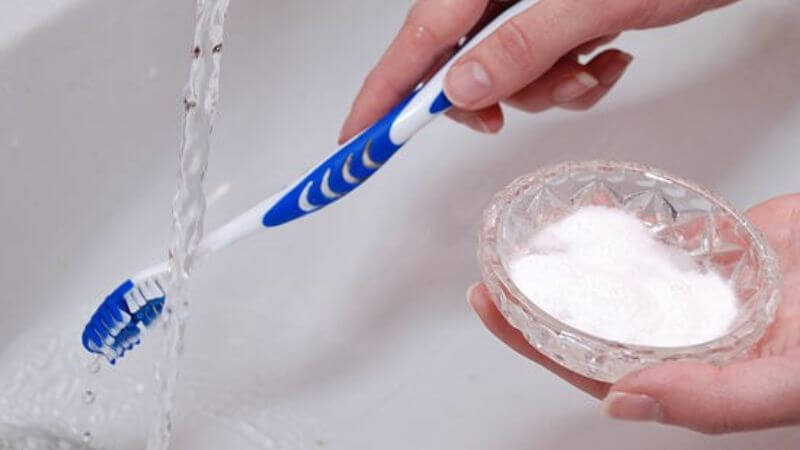 Thêm baking soda vào kem đánh răng cho hiệu quả làm trắng và ngăn ngừa sâu răng Thêm baking soda vào kem đánh răng cho hiệu quả làm trắng và ngăn ngừa sâu răng