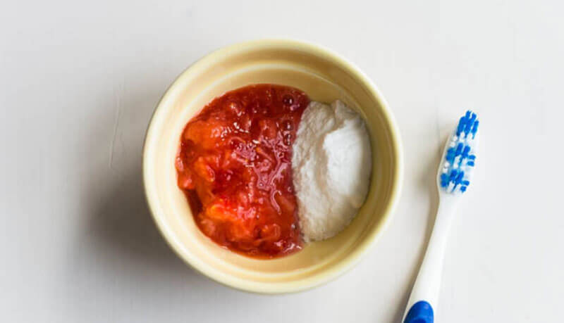 Dâu tây cũng là một nguyên liệu làm trắng răng tự nhiên có thể dùng kết hợp với baking soda cho hiệu quả làm trắng Dâu tây cũng là một nguyên liệu làm trắng răng tự nhiên có thể dùng kết hợp với baking soda cho hiệu quả tốt hơn