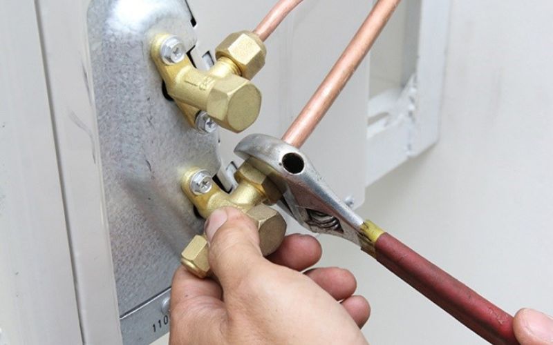 Lắp ống đồng cần đúng chất liệu, kích thước, loe chuẩn, bọc bảo ôn kỹ và thi công bởi kỹ thuật viên chuyên nghiệp để đảm bảo máy lạnh vận hành hiệu quả