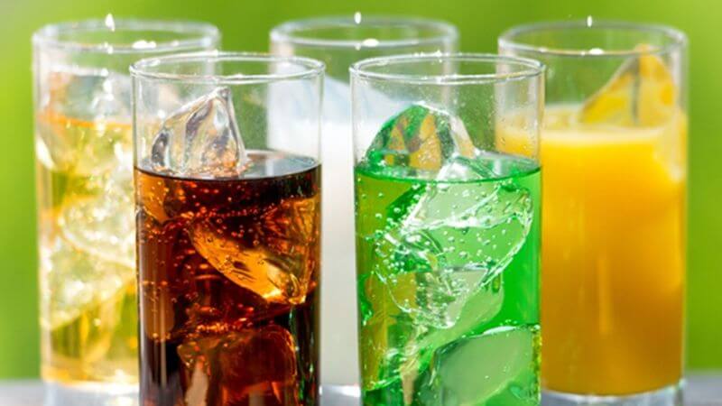 Uống nước ngọt có gas vào buổi sáng sớm có thể gây đầy bụng, khó tiêu